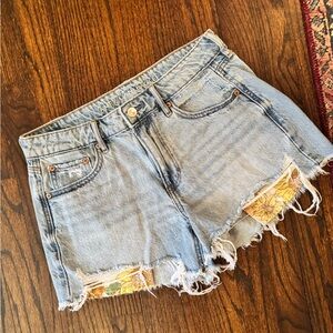 American Eagle Outfitters floral
Pocket Blue Denim Shorts